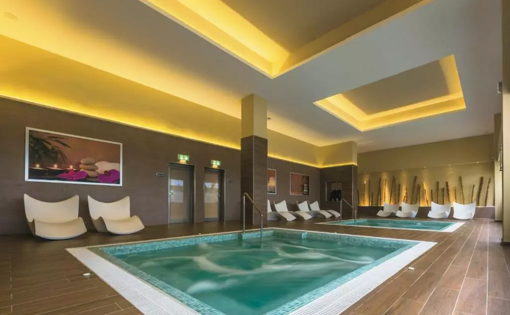 استخر رو بسته هتل ریو بنتوتا